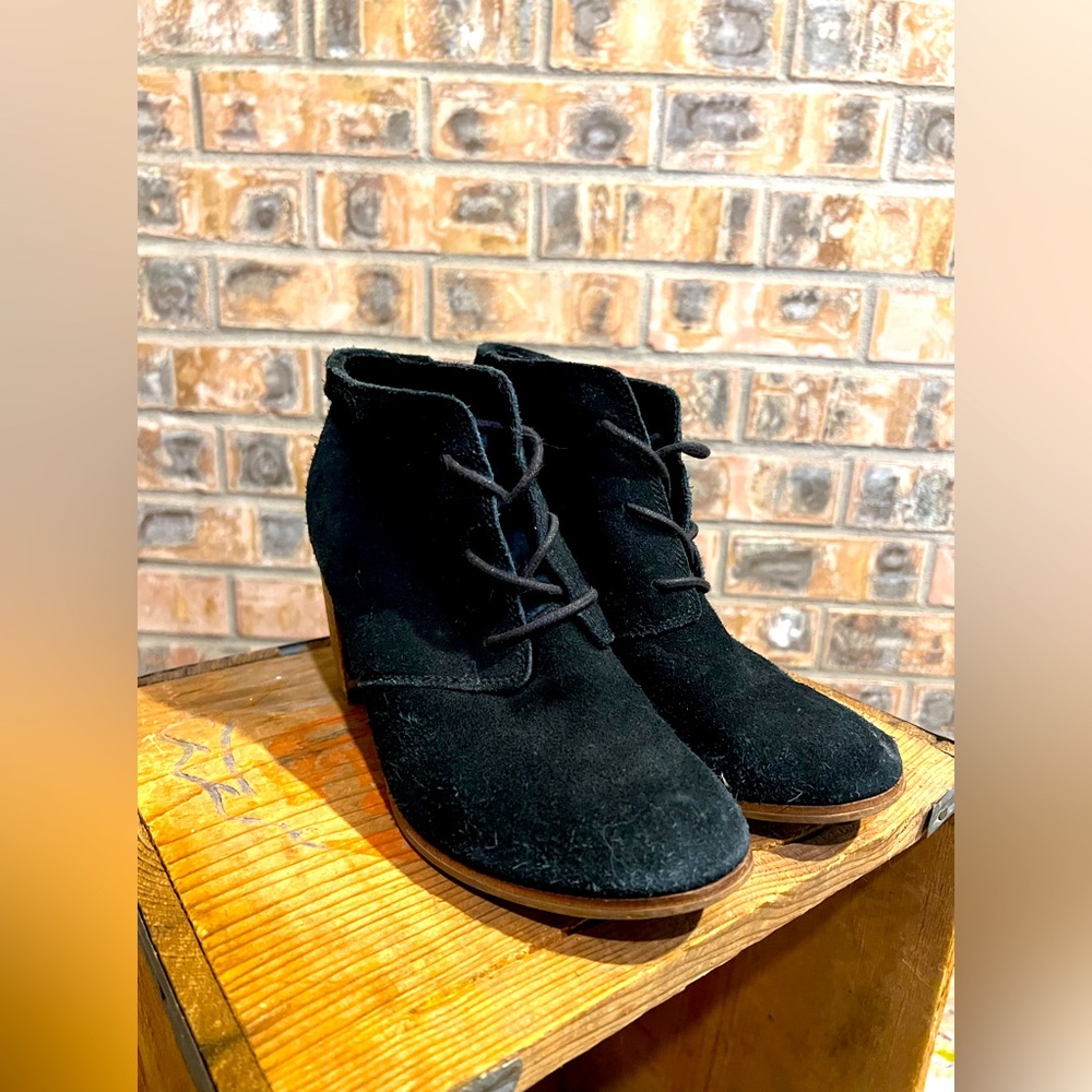 Toms lace up ankle boot/bootie in black